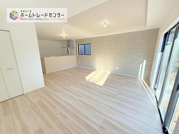 対面キッチンの前にダイニングテーブルを置き、手前側がリビングスペースになるかと思います。広く奥行きがありますので、ダイニング、リビングの各スペースの役割をしっかり分けて確保していただけます。