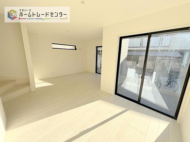 日当たりもよく、広々としたリビングです。ゆったりとした家族の時間をお過ごしいただけます。休日はご家族そろって、またはお友達を誘って、明るいリビングで楽しい時間をお過ごしください。