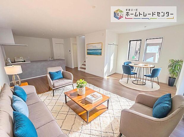 現況の物件写真に、CG による画像処理を行っています。家具、家電、照明器具、小物、カーテン、その他のイメージはCG です。