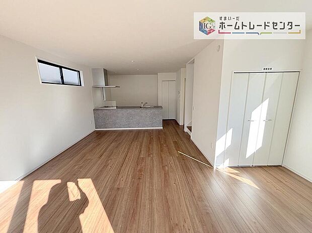 縦長で奥行きのあるリビングは、家具の配置がしやすく使い勝手が非常に良いです。特にソファを配置した時にその便利さがお分かりいただけると思います。ゆったりとくつろげる場所でなくてはならないと考えています。