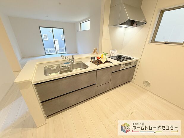 人気の対面式キッチン☆お食事の準備をしながらでもご家族とのコミュニケーションを楽しめます♪スライドタイプの収納を採用してますので、奥までしっかりと収納空間を利用できます。取り出しも簡単に♪