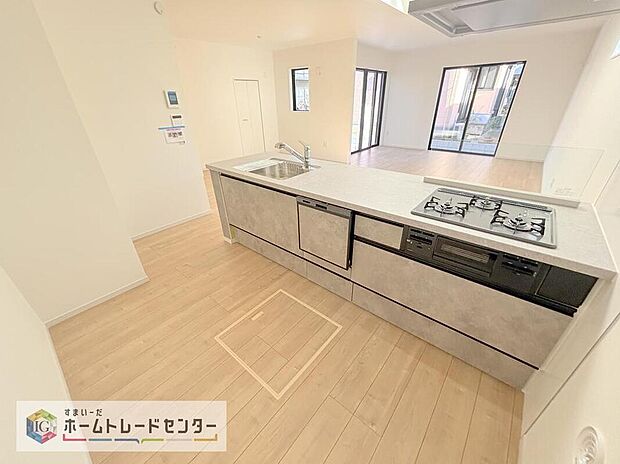 正面に壁がないため作業台からの景色があり、開放感があります。小さなお子様がいるご家庭では、お子様から目を離すことなく安心して料理することができます。