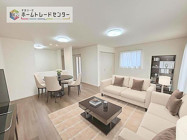 ダイニング、リビングの各スペースがしっかりと確保できるLDKです。※現況の物件写真に、CG による画像処理を行っています。家具、家電、照明器具、小物、カーテン、その他のイメージはCG です。