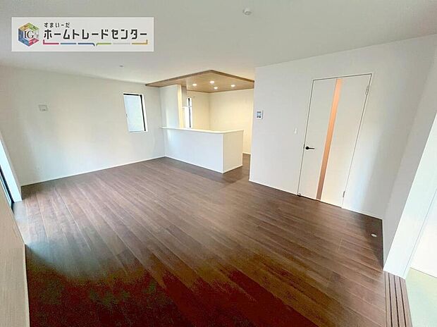 LDKのリビングスペースです。広く奥行きのあるリビングの為、ダイニング、リビングの各スペースがしっかりと確保できます。お食事の後はこちらに移って皆様でおくつろぎください。