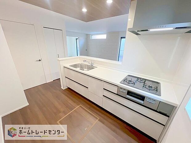 キッチンスペースは家族で作業が出来るよう広めにとりました。みんなで楽しくお料理をすれば、より美味しい食事が創れそうです。そしてお料理好きなお子様が育つかも、もちろん片付けもみんなでできます。