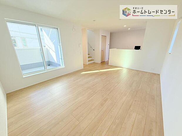 日当たりもよく、広々としたリビングです。ゆったりとした家族の時間をお過ごしいただけます。休日はご家族そろって、またはお友達を誘って、明るいリビングで楽しい時間をお過ごしください。