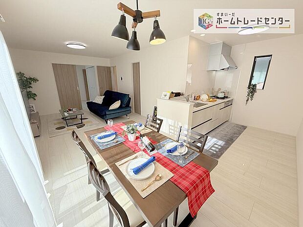 日当たりもよく、広々としたリビングです。ゆったりとした家族の時間をお過ごしいただけます。休日はご家族そろって、またはお友達を誘って、明るいリビングで楽しい時間をお過ごしください。