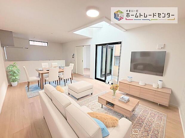 ダイニング、リビングの各スペースがしっかりと確保できるLDKです。※現況の物件写真に、CG による画像処理を行っています。家具、家電、照明器具、小物、カーテン、その他のイメージはCG です。