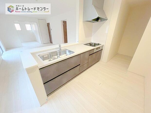 キッチンの横には大きなパントリーを設けました。そのまま食材の保管庫としてお使い頂いても良いですし、1階は何かと物が多くなるので、お掃除道具やお子様のおもちゃ収納にお使い頂いても良いかと思います。