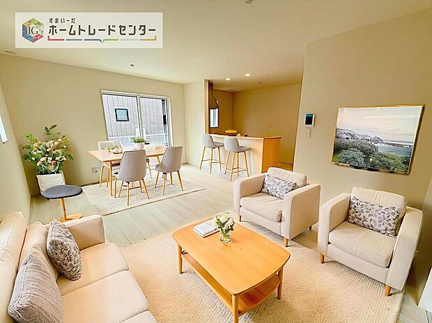 ダイニング、リビングの各スペースがしっかりと確保できるLDKです。※現況の物件写真に、CG による画像処理を行っています。家具、家電、照明器具、小物、カーテン、その他のイメージはCG です。