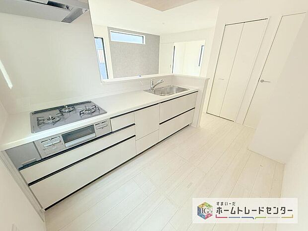 キッチンスペースは家族で作業が出来るよう広めにとりました。みんなで楽しくお料理をすれば、より美味しい食事が創れそうです。そしてお料理好きなお子様が育つかも、もちろん片付けもみんなでできます。