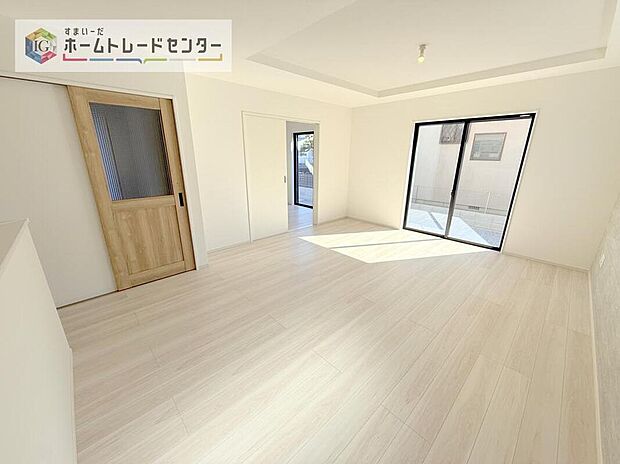 リビングの天井一部を折上天井とすることで、天井高を高くし開放感を持たせるとともに、アクセントをつけ高級感を持たせました。このちょっとした工夫が、お友達を呼びたくなる家へと大きく進化させてくれます。