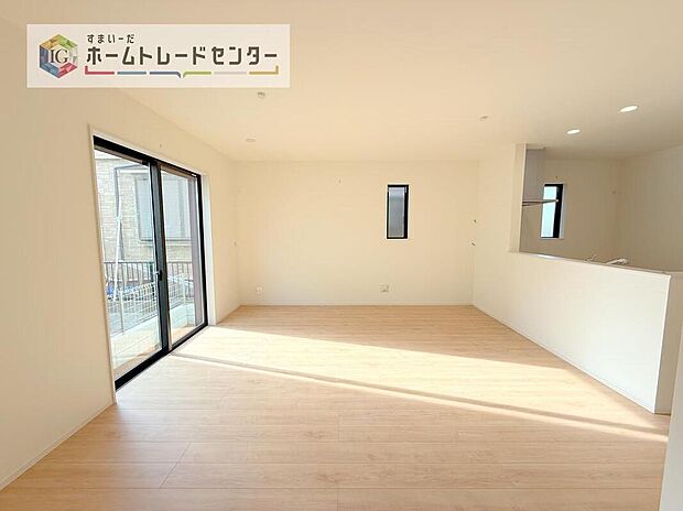 日当たりもよく、広々としたリビングです。ゆったりとした家族の時間をお過ごしいただけます。休日はご家族そろって、またはお友達を誘って、明るいリビングで楽しい時間をお過ごしください。