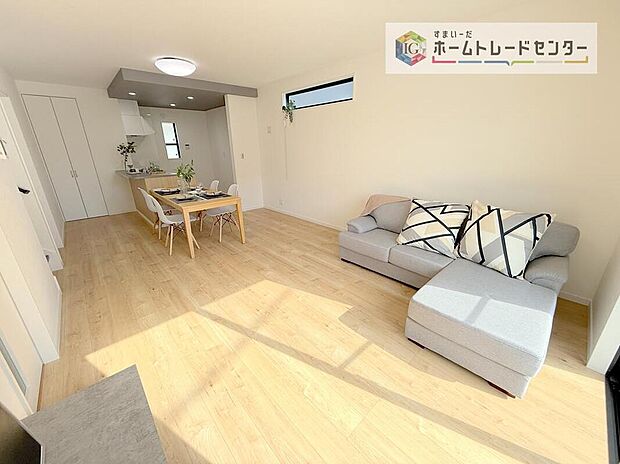 LDKのリビングスペースです。広く奥行きのあるリビングの為、ダイニング、リビングの各スペースがしっかりと確保できます。お食事の後はこちらに移って皆様でおくつろぎください。