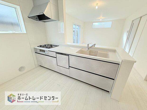 リビング全体が見渡せる対面キッチン。お子様を見守りながらお料理をしたり、家族と談笑しながら家事ができます。また、対面でカウンターが設置されているため、バーカウンターのような空間も作ることができます。