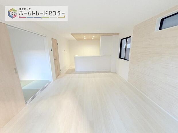 縦長で奥行きのあるリビングは、家具の配置がしやすく使い勝手が非常に良いです。特にソファを配置した時にその便利さがお分かりいただけると思います。ゆったりと、くつろげる場所でなくてはならないと考えています