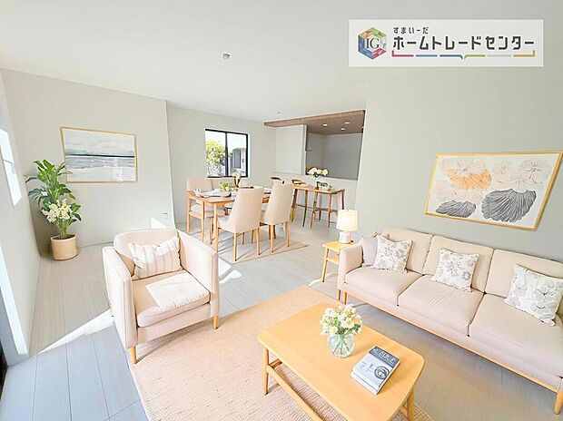 ダイニング、リビングの各スペースがしっかりと確保できるLDKです。※現況の物件写真に、CG による画像処理を行っています。家具、家電、照明器具、小物、カーテン、その他のイメージはCG です。