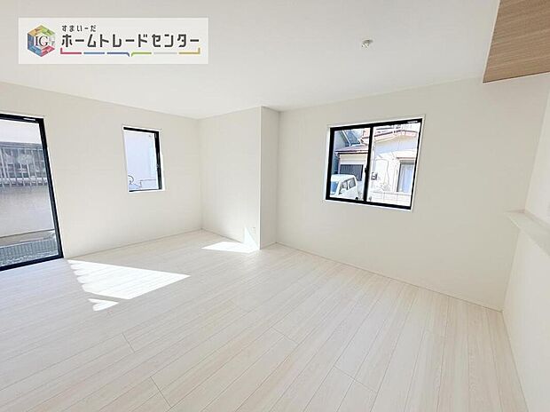 リビングにはこだわって開口部を可能な限り多く設けました。日当たり、風通しを良くするのはもちろんですが、やはり人が集まる場所ですので、開放感が必要な場所だと思います。広々としたリビングをお楽しみください