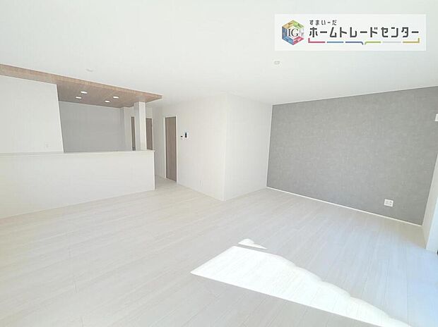 対面キッチン前の空間を広めにとっておりますので、ダイニングテーブルを置いてご家族皆様で食卓を囲ってもらっても充分なスペースがございます。家族で楽しいお食事のお時間をお過ごしください。