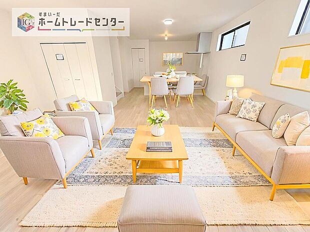 ダイニング、リビングの各スペースがしっかりと確保できるLDKです。※現況の物件写真に、CG による画像処理を行っています。家具、家電、照明器具、小物、カーテン、その他のイメージはCG です。