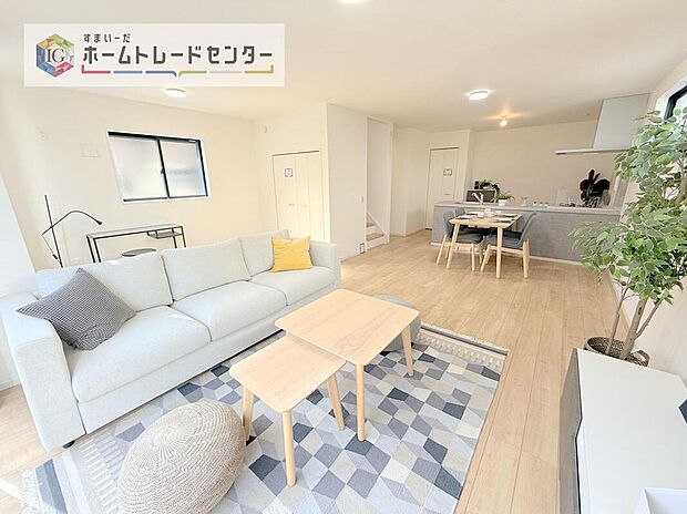 対面キッチンの前にダイニングテーブルを置き、手前側がリビングスペースになるかと思います。広く奥行きがありますので、ダイニング、リビングの各スペースの役割をしっかり分けて確保していただけます。