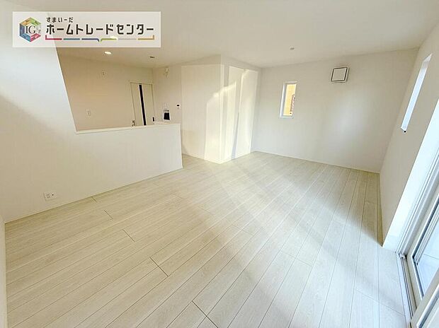 対面キッチン前の空間を広めにとっておりますので、ダイニングテーブルを置いてご家族皆様で食卓を囲ってもらっても充分なスペースがございます。家族で楽しいお食事のお時間をお過ごしください。