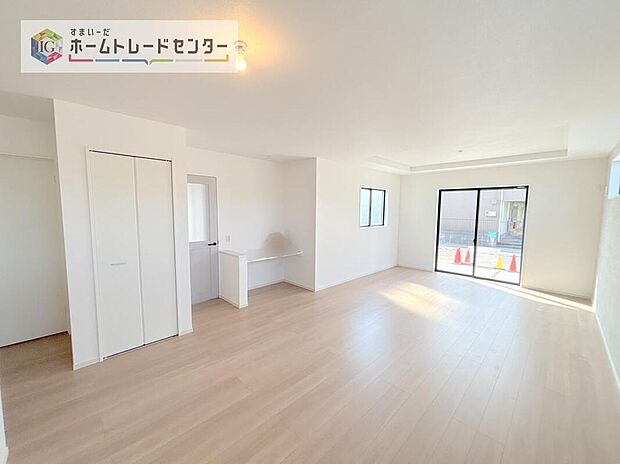 広々としたリビングは西側に設けた掃き出し窓からたくさんの陽光を取り入れてくれます。家族が集まる空間ですからやはり明るさと、暖かさは大切です。広さがありますので家具の配置に悩まなくて済むのも良いです。