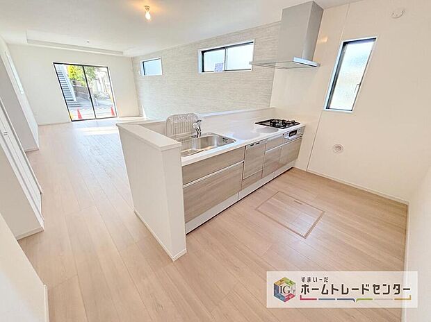 キッチンからリビングへの視界、動線です。対面キッチンですので、常にご家族が視界に入るのはもちろん、動線を広めにとっておりますので、お料理やお皿を持ちながらすれ違ってもぶつかる心配がありません。