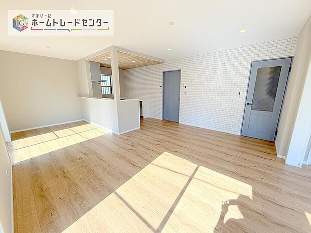 LDKのリビングスペースです。広く奥行きのあるリビングの為、ダイニング、リビングの各スペースがしっかりと確保できます。お食事の後はこちらに移って皆様でおくつろぎください。