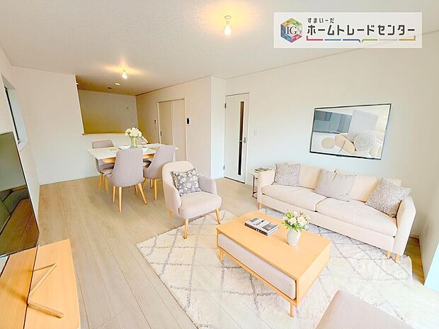 ダイニング、リビングの各スペースがしっかりと確保できるLDKです。※現況の物件写真に、CG による画像処理を行っています。家具、家電、照明器具、小物、カーテン、その他のイメージはCG です。