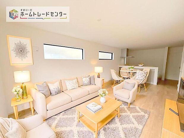 ダイニング、リビングの各スペースがしっかりと確保できるLDKです。※現況の物件写真に、CG による画像処理を行っています。家具、家電、照明器具、小物、カーテン、その他のイメージはCG です。