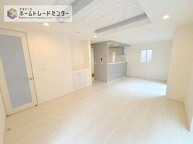 リビングの天井一部を折上天井とすることで、天井高を高くし開放感を持たせるとともに、アクセントをつけ高級感を持たせました。このちょっとした工夫が、お友達を呼びたくなる家へと大きく進化させてくれます。