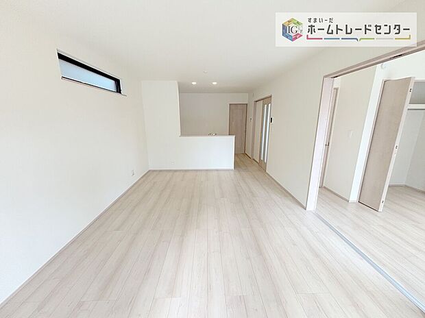 縦長で奥行きのあるリビングは、家具の配置がしやすく使い勝手が非常に良いです。特にソファを配置した時にその便利さがお分かりいただけると思います。ゆったりと、くつろげる場所でなくてはならないと考えています