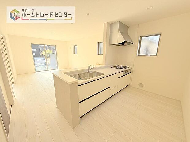 キッチンからリビングへの視界、動線です。対面キッチンですので、常にご家族が視界に入るのはもちろん、動線を広めにとっておりますので、お料理やお皿を持ちながらすれ違ってもぶつかる心配がありません。