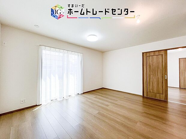 日当たりもよく、広々としたリビングです。ゆったりとした家族の時間をお過ごしいただけます。休日はご家族そろって、またはお友達を誘って、明るいリビングで楽しい時間をお過ごしください。