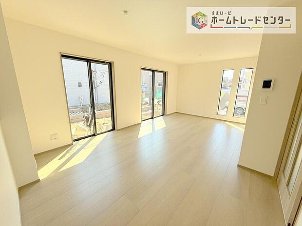 リビングにはこだわって開口部を可能な限り多く設けました。日当たり、風通しを良くするのはもちろんですが、やはり人が集まる場所ですので、開放感が必要な場所だと思います。広々としたリビングをお楽しみください