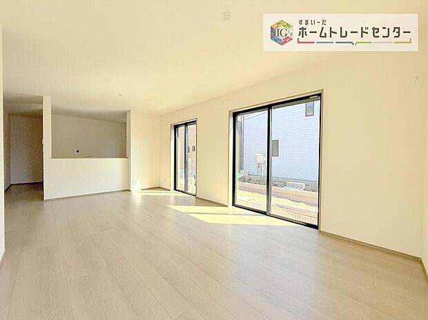 広々としたリビングは南側に設けた掃き出し窓からたくさんの陽光を取り入れてくれます。家族が集まる空間ですからやはり明るさと、暖かさは大切です。広さがありますので家具の配置に悩まなくて済むのも良いです。