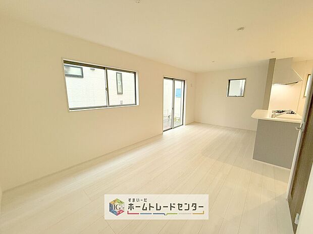 キッチンから見て、横長のリビングはご来客時に、キッチンはもちろんダイニングスペースを視界に入れない配置が可能です。生活感をお客様に見せたくない方などにも喜ばれています。家具の配置もしやすいのも良いです