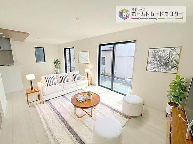 ダイニング、リビングの各スペースがしっかりと確保できるLDKです。※現況の物件写真に、CG による画像処理を行っています。家具、家電、照明器具、小物、カーテン、その他のイメージはCG です。