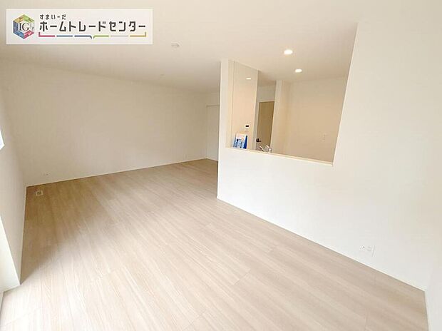 対面キッチン前の空間を広めにとっておりますので、ダイニングテーブルを置いてご家族皆様で食卓を囲ってもらっても充分なスペースがございます。家族で楽しいお食事のお時間をお過ごしください。