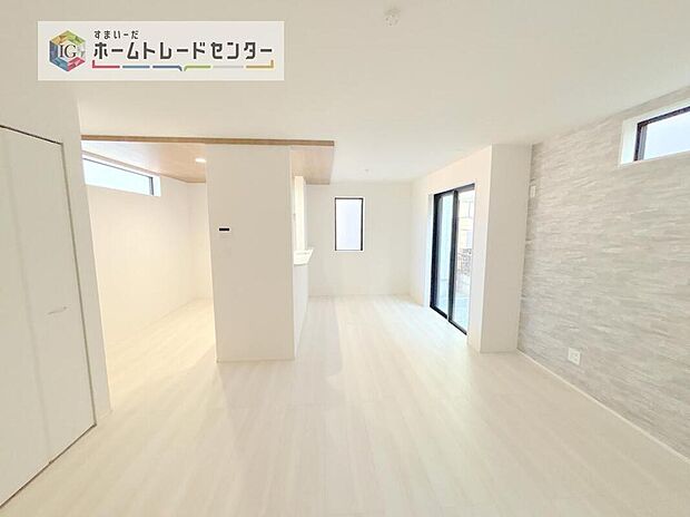 キッチンから見て、横長のリビングはご来客時に、キッチンはもちろんダイニングスペースを視界に入れない配置が可能です。生活感をお客様に見せたくない方などにも喜ばれています。家具の配置もしやすいのも良いです