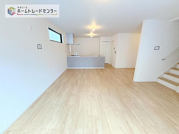 縦長で奥行きのあるリビングは、家具の配置がしやすく使い勝手が非常に良いです。特にソファを配置した時にその便利さがお分かりいただけると思います。ゆったりと、くつろげる場所でなくてはならないと考えています