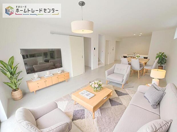 ダイニング、リビングの各スペースがしっかりと確保できるLDKです。※現況の物件写真に、CG による画像処理を行っています。家具、家電、照明器具、小物、カーテン、その他のイメージはCG です。