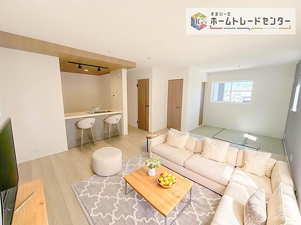 ダイニング、リビングの各スペースがしっかりと確保できるLDKです。※現況の物件写真に、CG による画像処理を行っています。家具、家電、照明器具、小物、カーテン、その他のイメージはCG です。