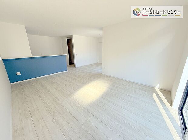 対面キッチンの前にダイニングテーブルを置き、手前側がリビングスペースになるかと思います。広く奥行きがありますので、ダイニング、リビングの各スペースの役割をしっかり分けて確保していただけます。