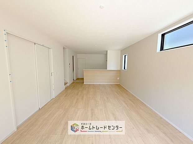 縦長で奥行きのあるリビングは、家具の配置がしやすく使い勝手が非常に良いです。特にソファを配置した時にその便利さがお分かりいただけると思います。ゆったりと、くつろげる場所でなくてはならないと考えています