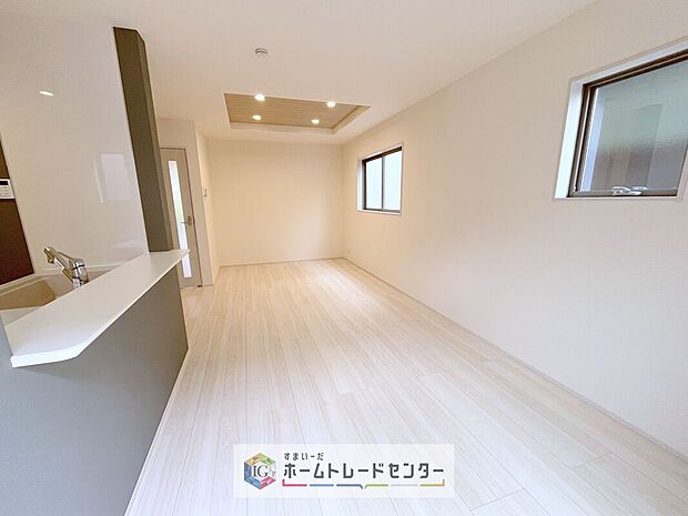 キッチンから見て、横長のリビングはご来客時に、キッチンはもちろんダイニングスペースを視界に入れない配置が可能です。生活感をお客様に見せたくない方などにも喜ばれています。家具の配置もしやすいのも良いです