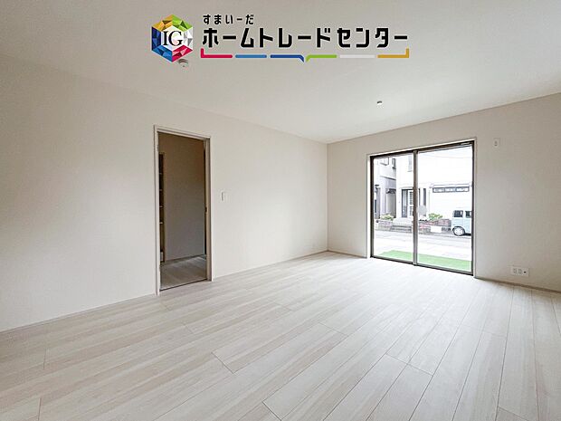広々としたリビングは南側に設けた掃き出し窓からたくさんの陽光を取り入れてくれます。家族が集まる空間ですからやはり明るさと、暖かさは大切です。広さがありますので家具の配置に悩まなくて済むのも良いです。
