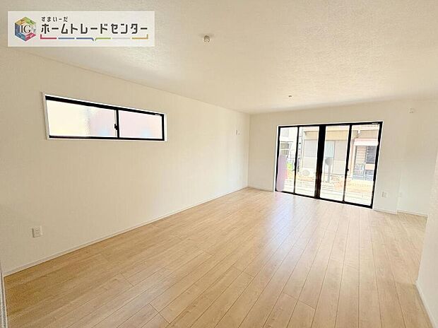リビングにはこだわって開口部を可能な限り多く設けました。日当たり風通しを良くするのはもちろんですが、やはり人が集まる場所ですので、開放感が必要な場所だと思います。広々としたリビングをお楽しみください。