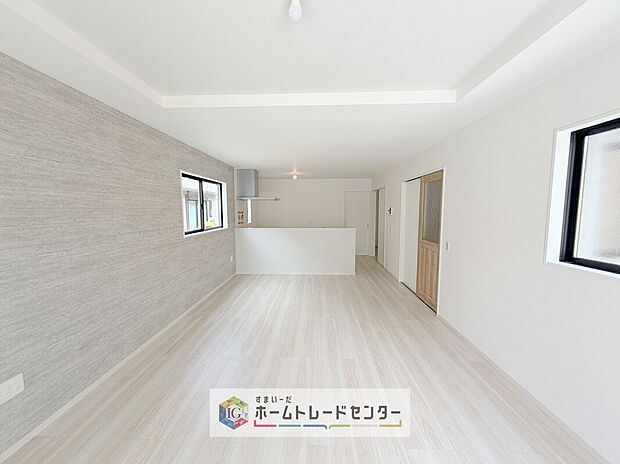 縦長で奥行きのあるリビングは、家具の配置がしやすく使い勝手が非常に良いです。特にソファを配置した時にその便利さがお分かりいただけると思います。ゆったりと、くつろげる場所でなくてはならないと考えています